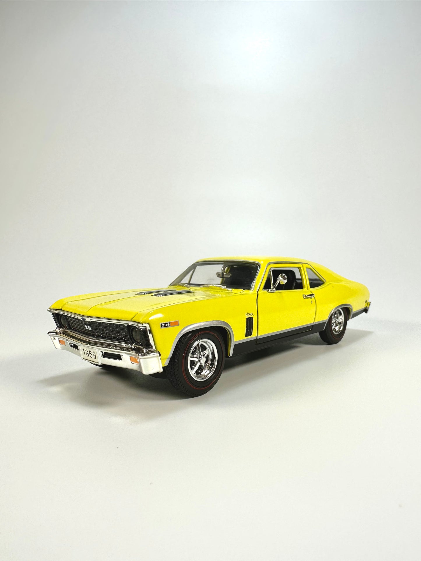 SIGNATURE 1/32 Chevrolet NOVA SS Classic Car Model