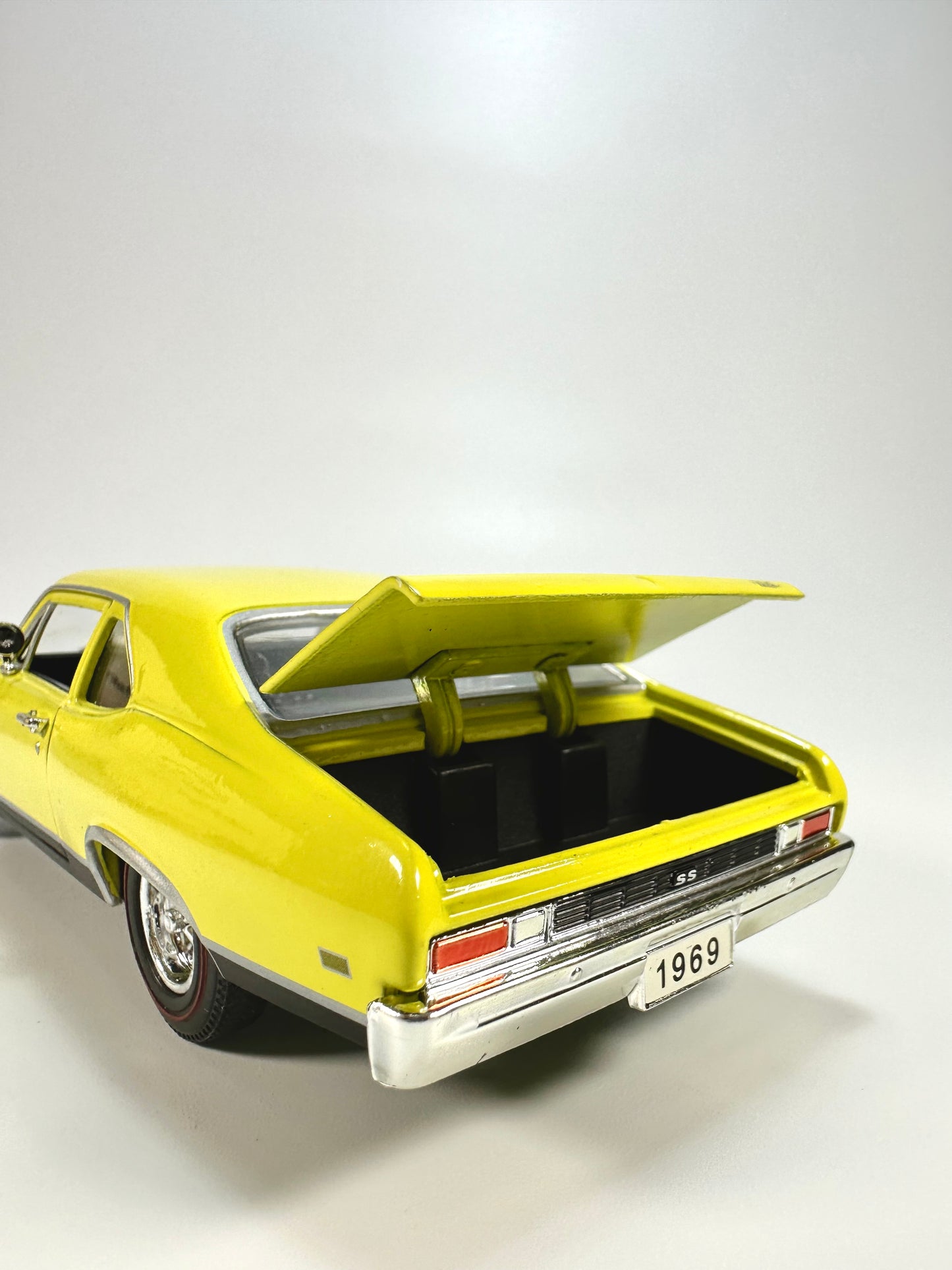 SIGNATURE 1/32 Chevrolet NOVA SS Classic Car Model