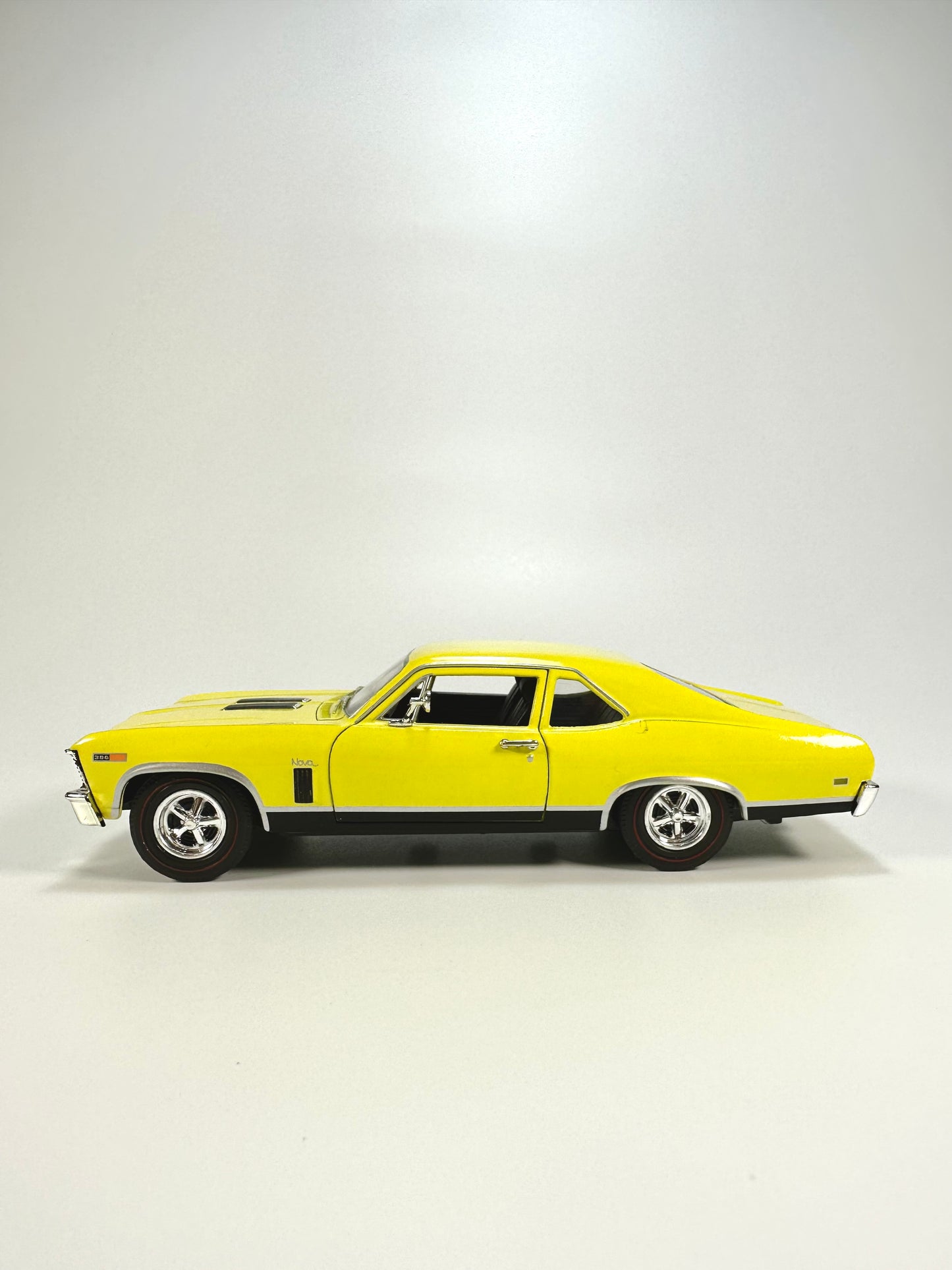 SIGNATURE 1/32 Chevrolet NOVA SS Classic Car Model