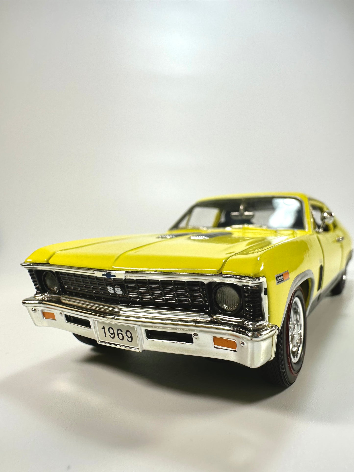 SIGNATURE 1/32 Chevrolet NOVA SS Classic Car Model