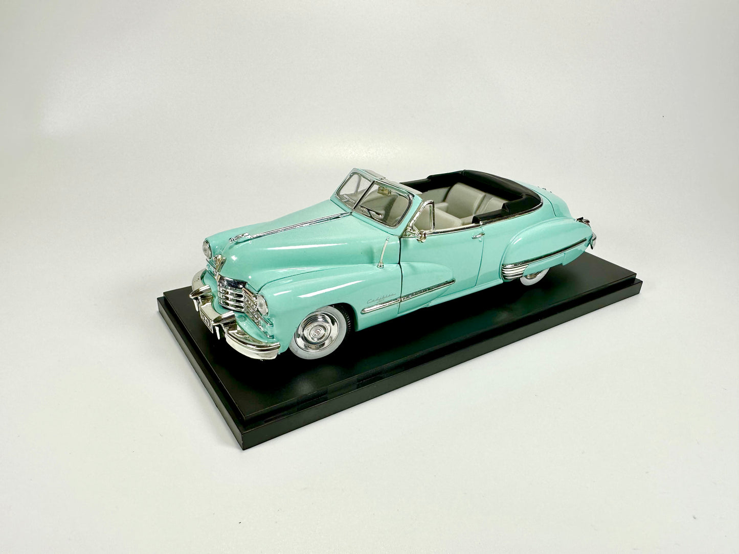 1/32 SIGNATURE Cadillac Series Car Model