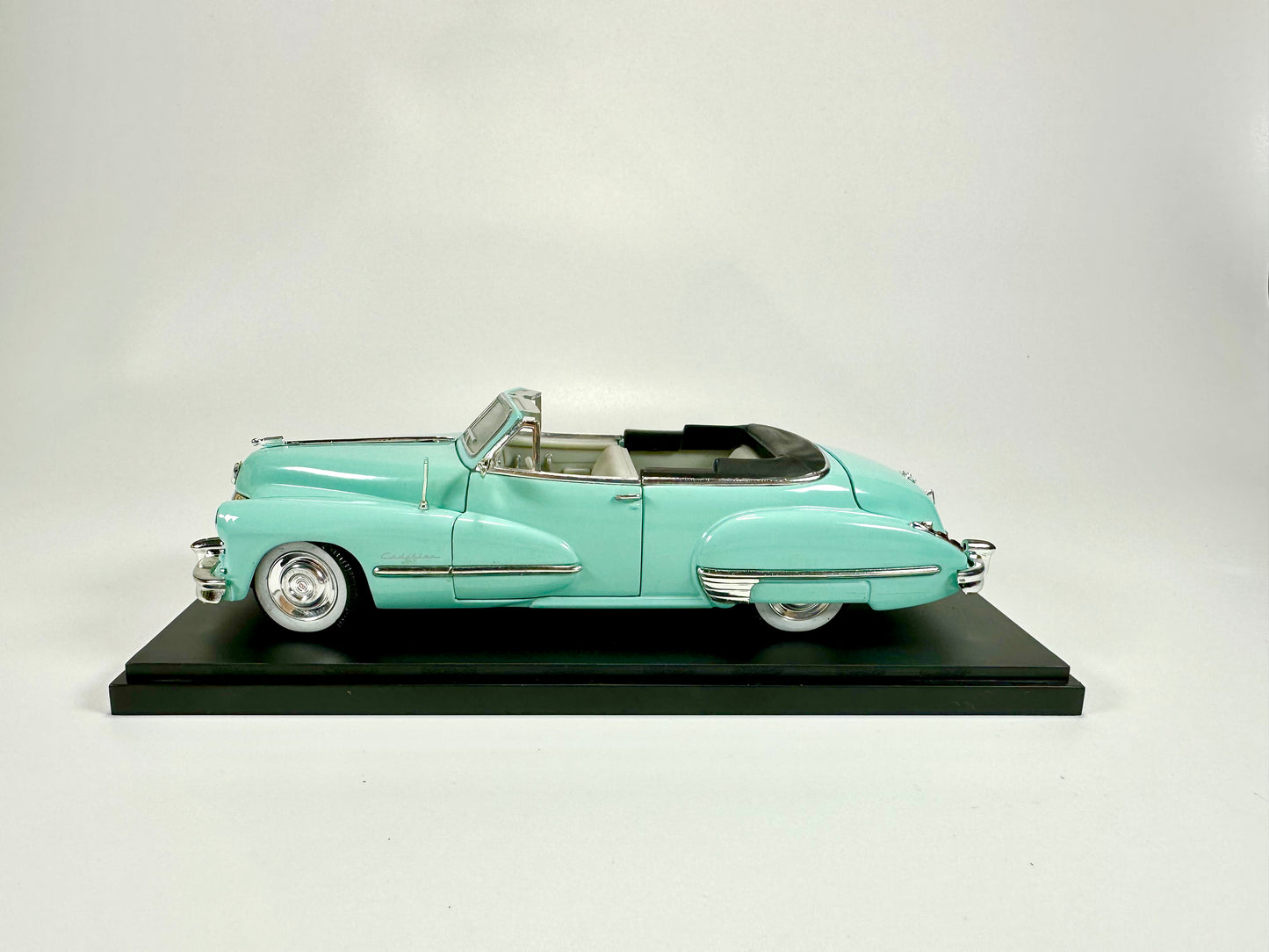 1/32 SIGNATURE Cadillac Series Car Model