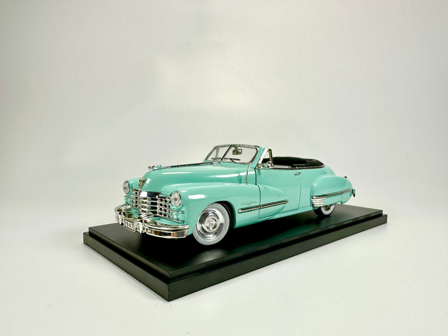 1/32 SIGNATURE Cadillac Series Car Model