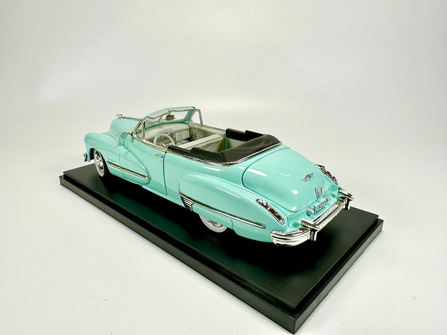 1/32 SIGNATURE Cadillac Series Car Model