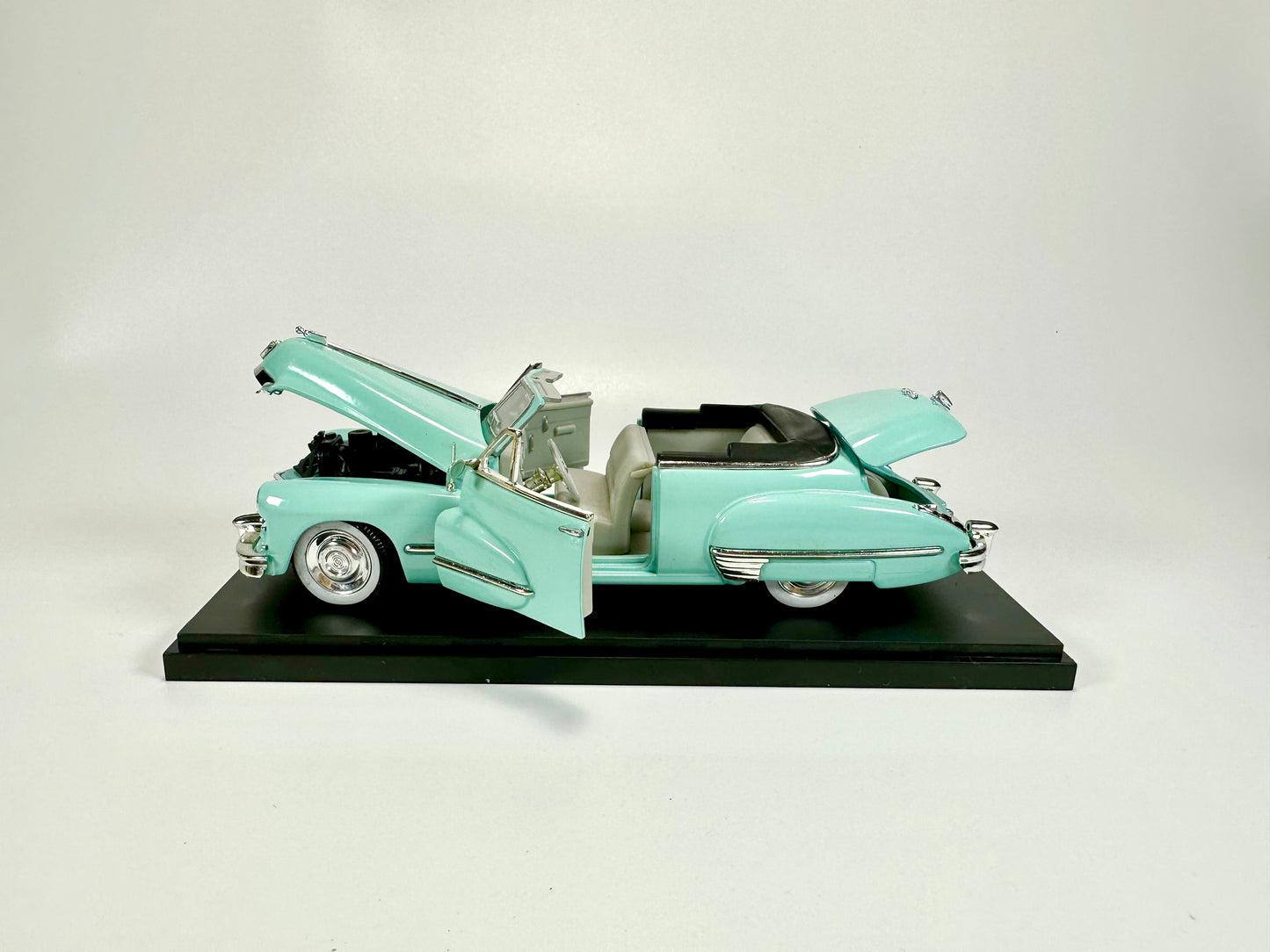 1/32 SIGNATURE Cadillac Series Car Model