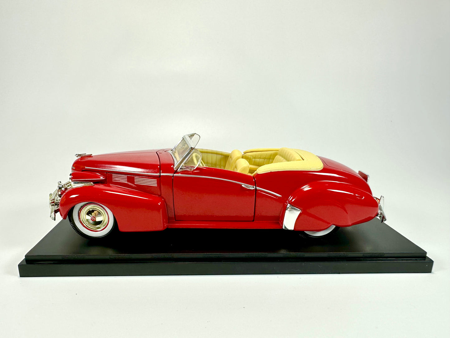 1/32 SIGNATURE Cadillac Series Car Model