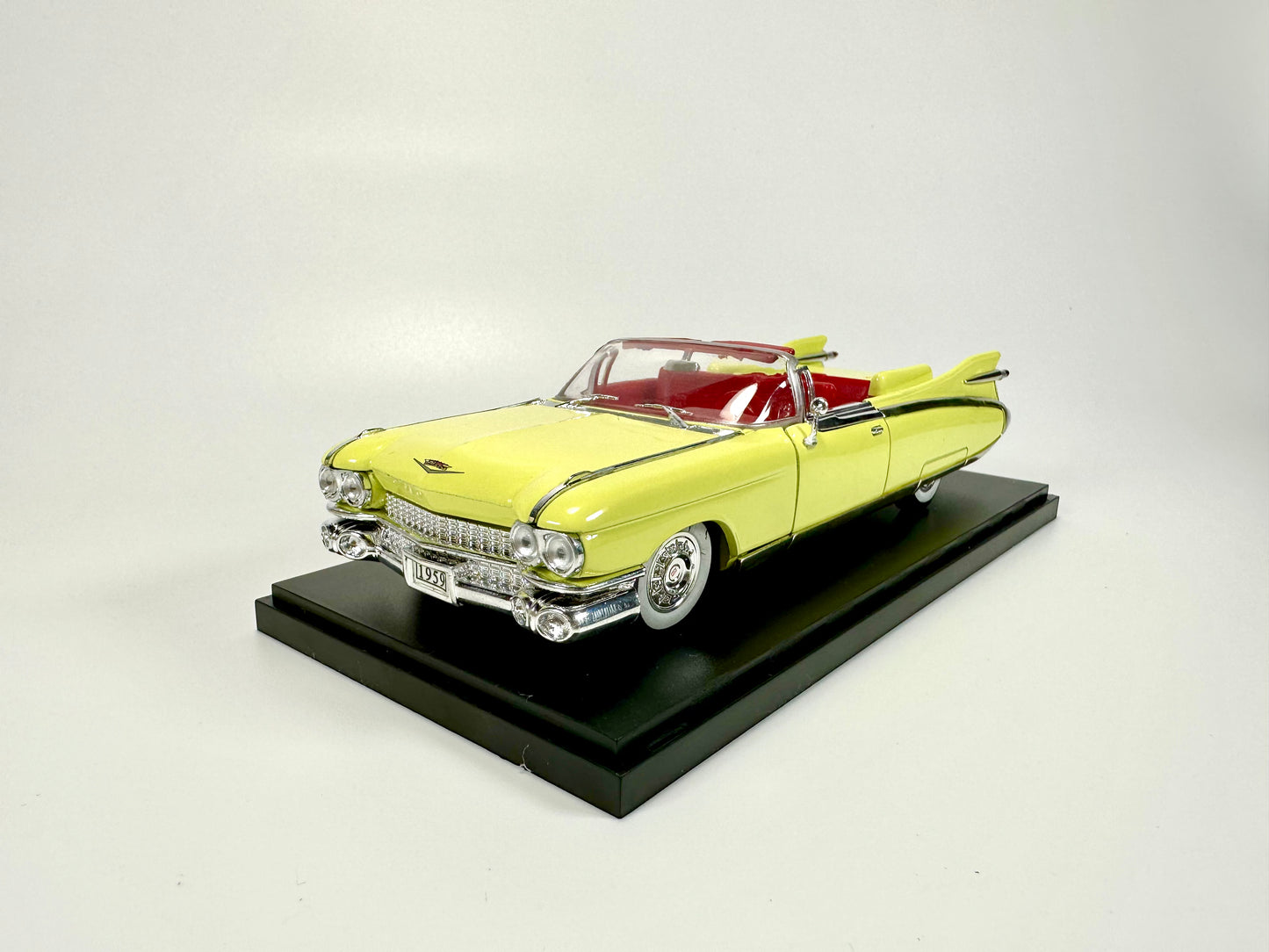 1/32 SIGNATURE Cadillac Series Car Model