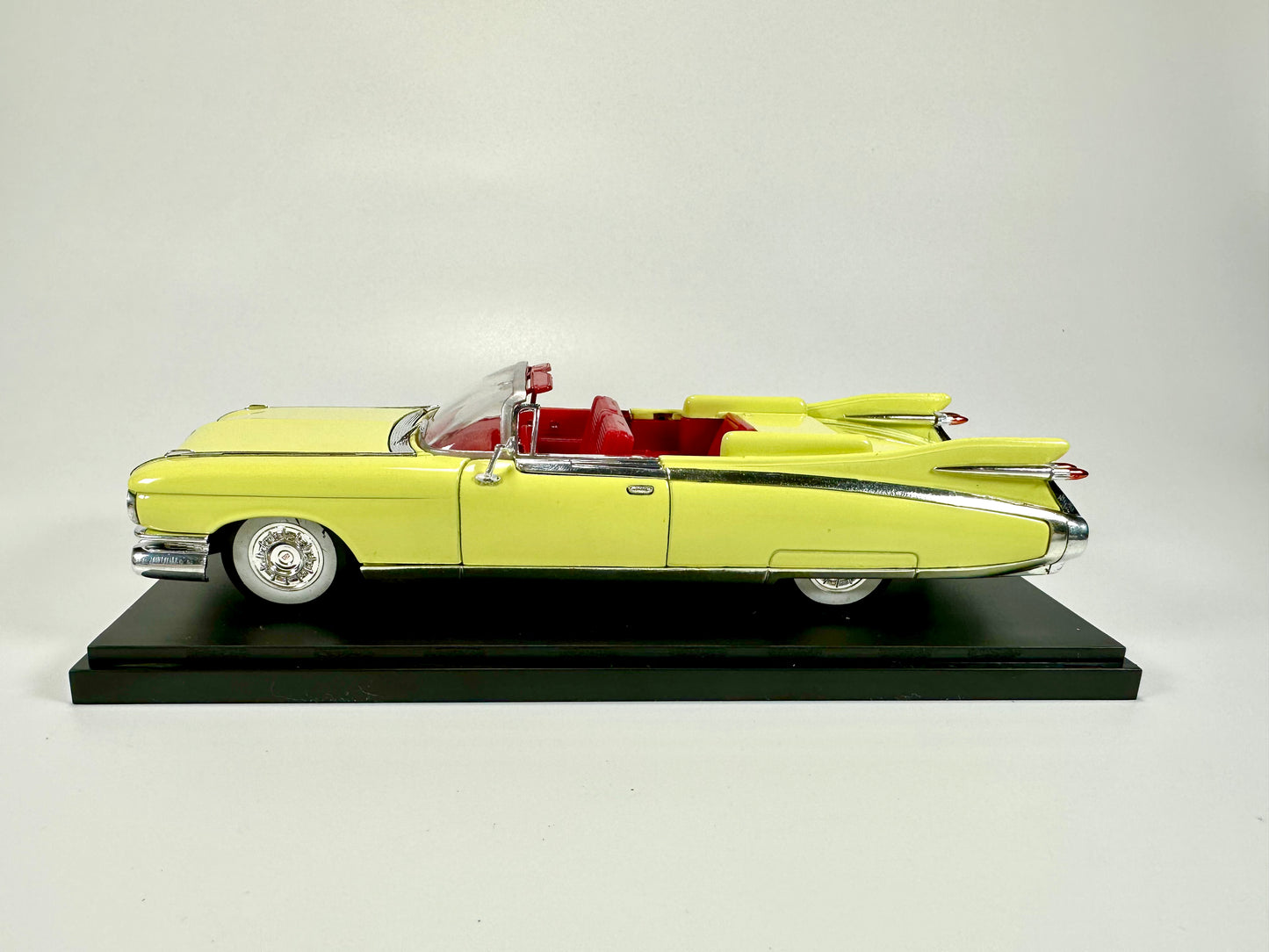 1/32 SIGNATURE Cadillac Series Car Model