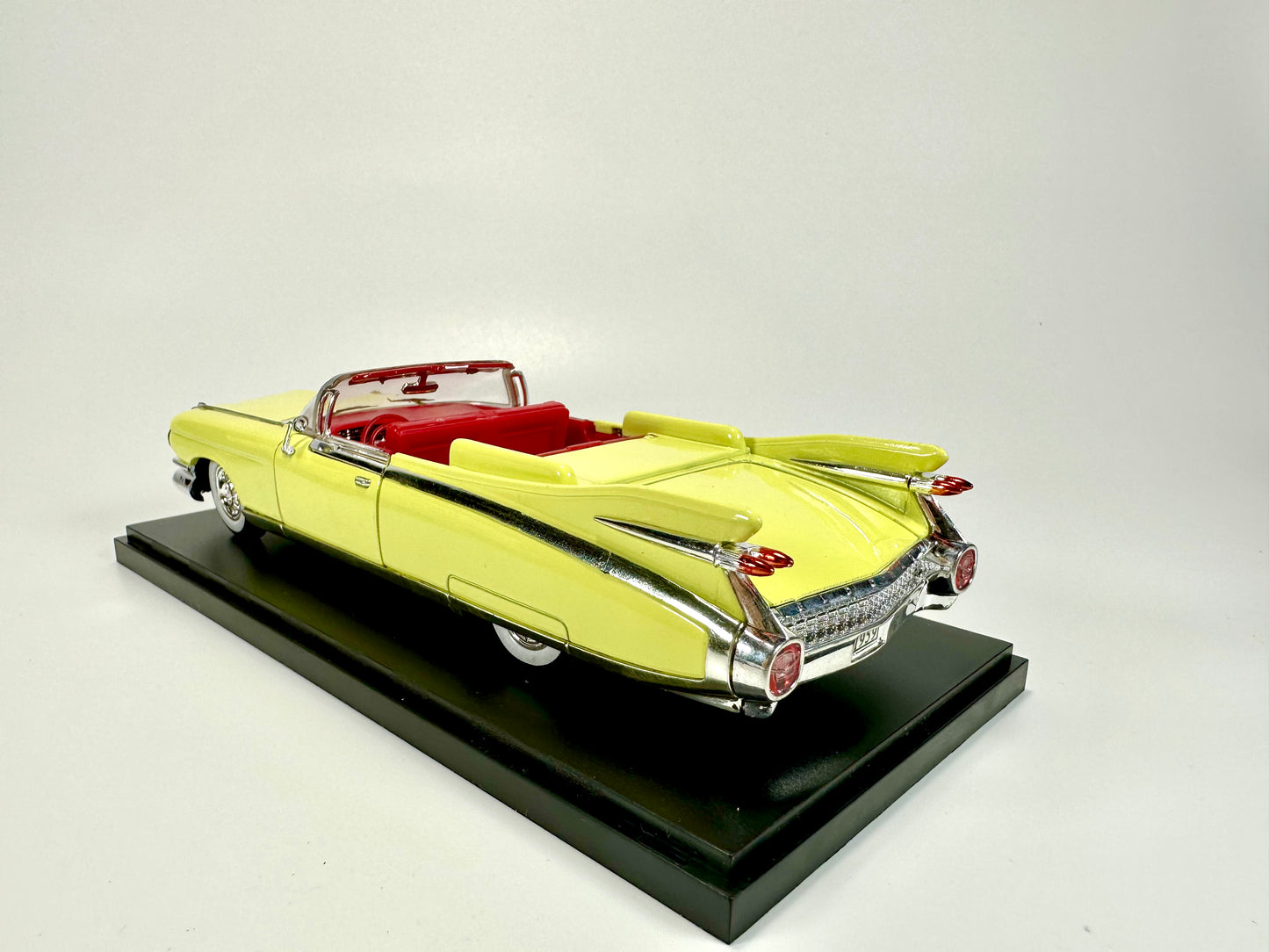 1/32 SIGNATURE Cadillac Series Car Model