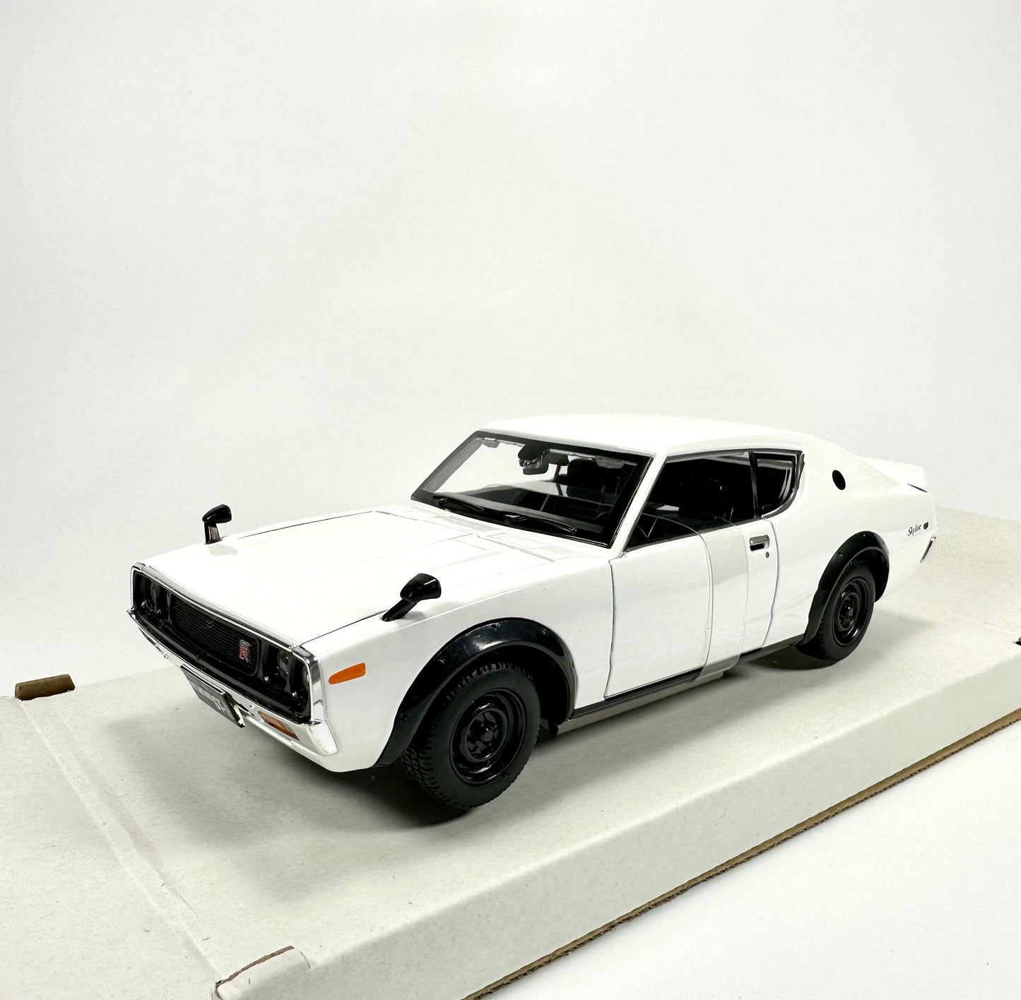 MAISTO 1/24 Nissan GT-R Skyline 1973 Classic Car Model