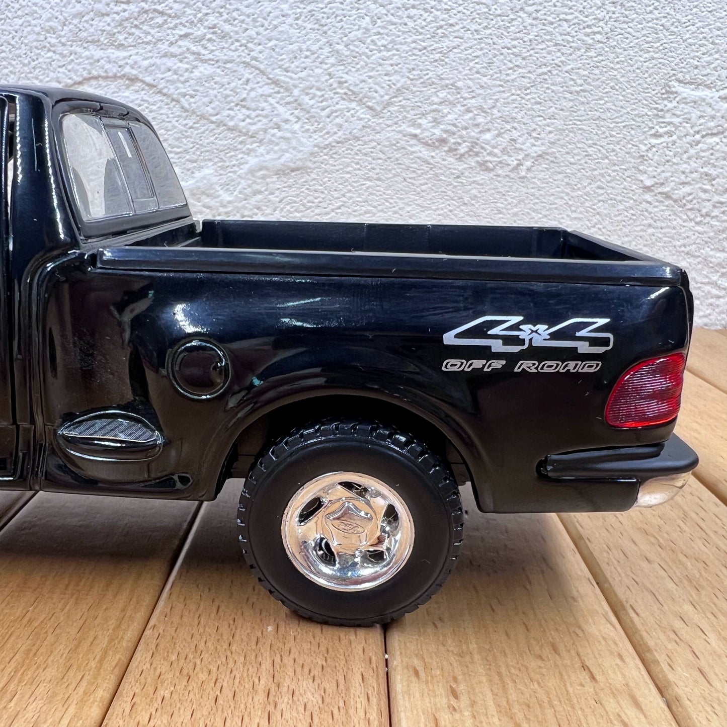 1/24 Ford F150 Pickup Truck 1998 Modern Car Model